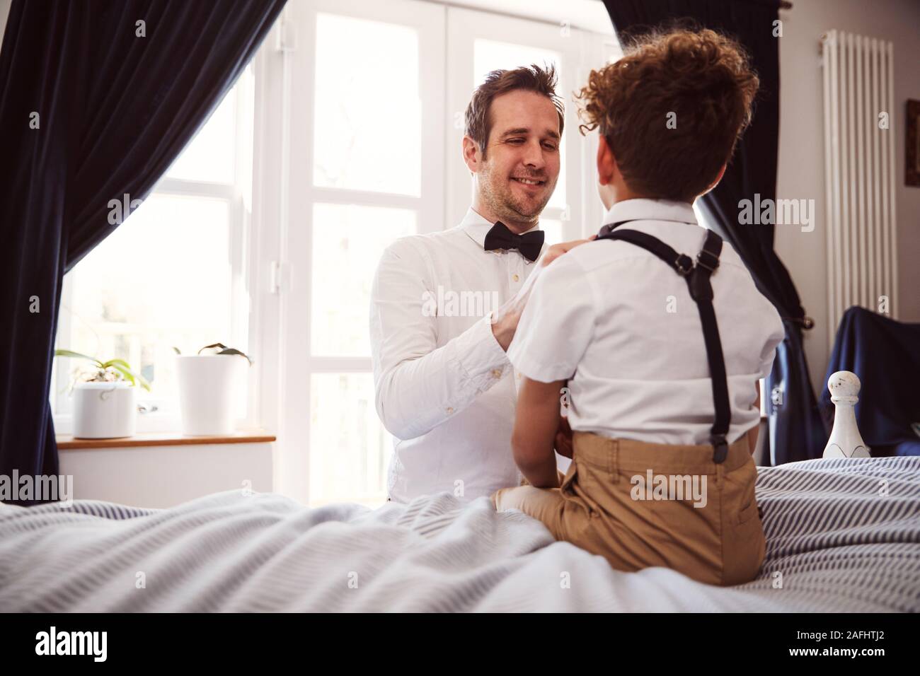 Père et Fils portant des tenues correspondant se préparer pour le mariage à la maison Banque D'Images