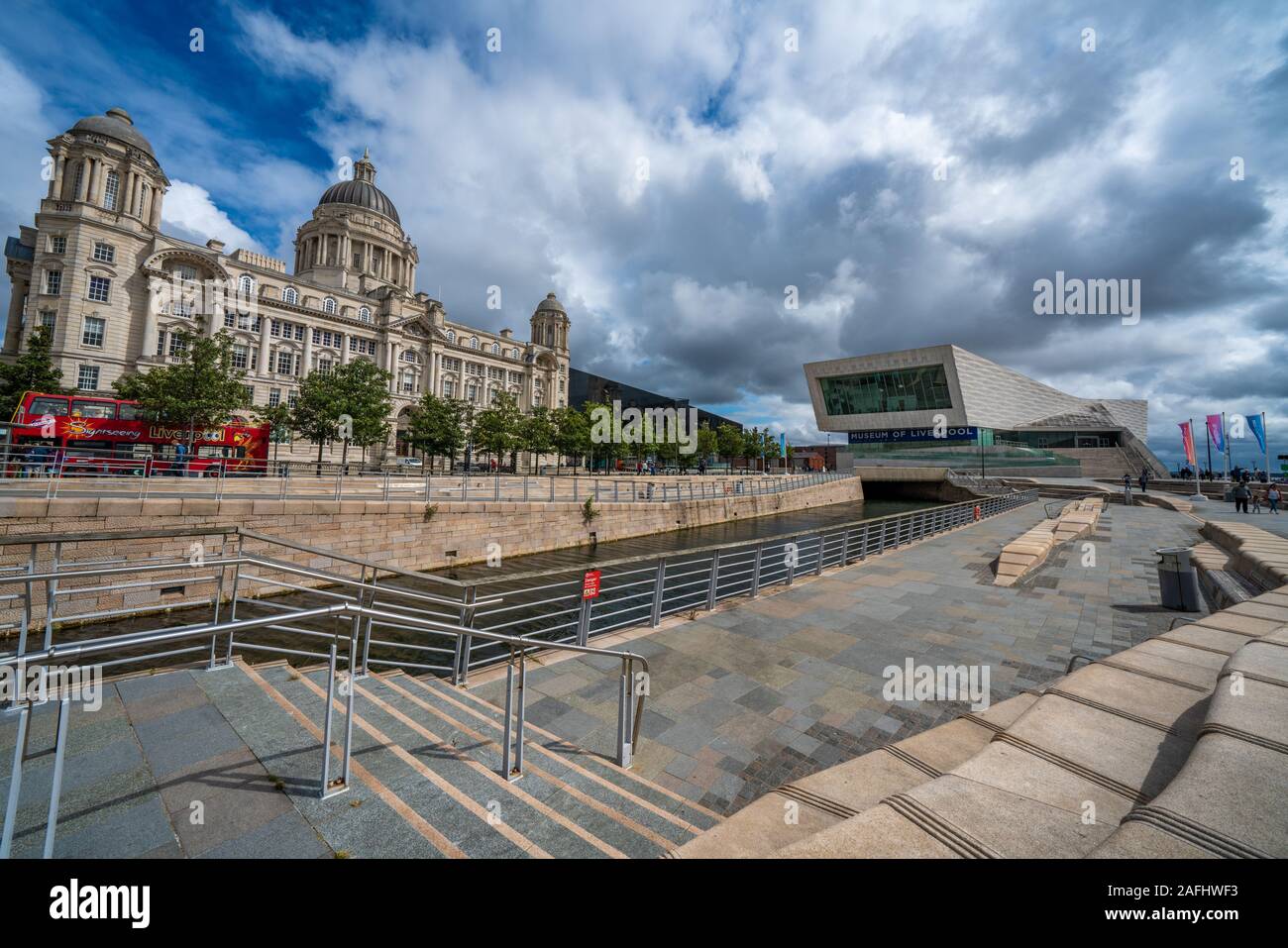 LIVERPOOL, Royaume-Uni - 11 août : c'est le fameux Pier Head building et le Musée de Liverpool le long de son front de mer le 11 août 2019 Banque D'Images