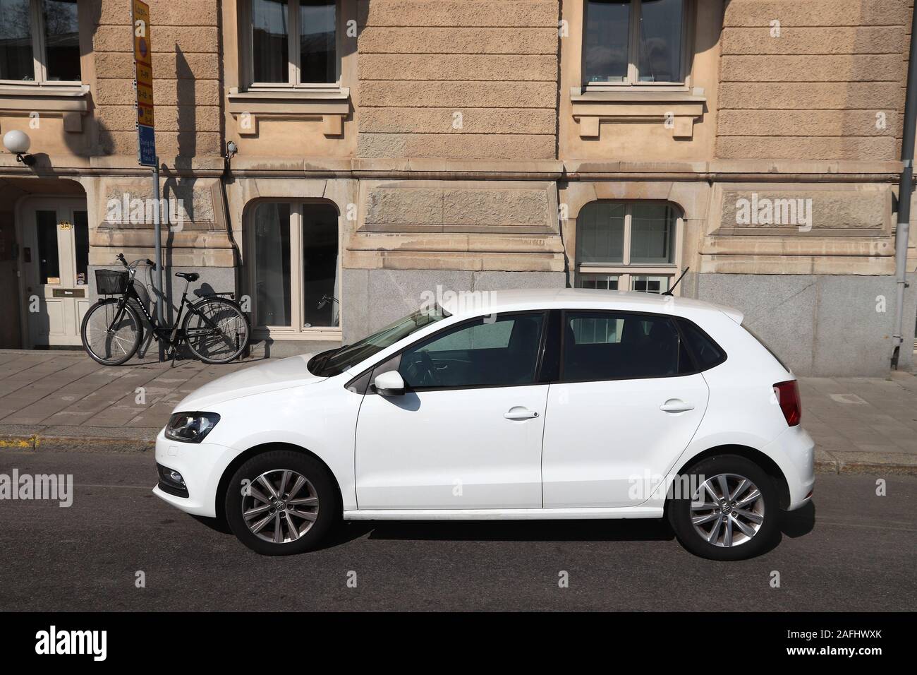 STOCKHOLM, Suède - 24 août 2018 : Volkswagen Polo blanc petite ville voiture garée à Stockholm, en Suède. Il y a 4,8 millions de véhicules particuliers neufs immatriculés Banque D'Images