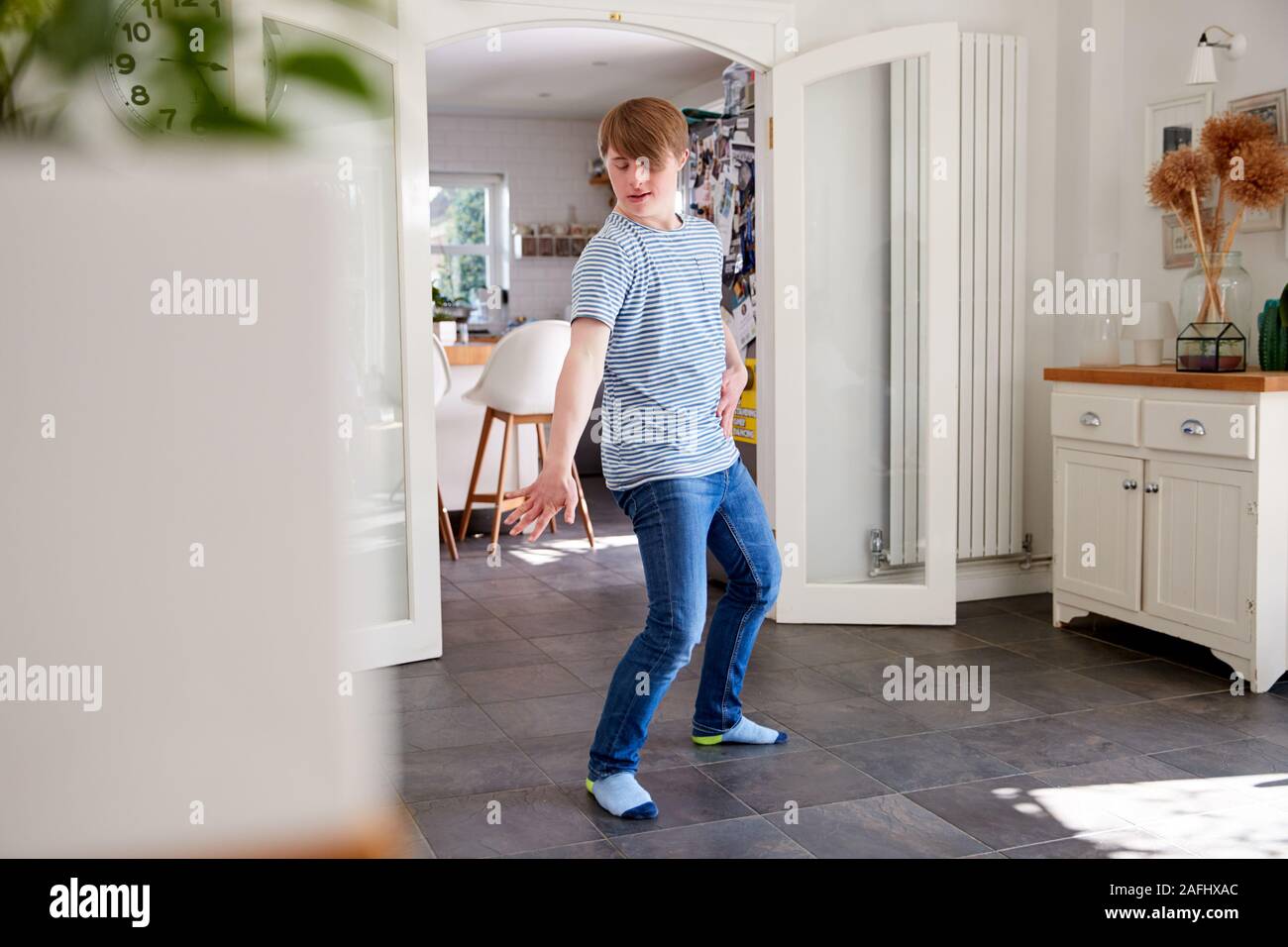 Jeune homme Trisomie s'amusant à danser à la maison Banque D'Images