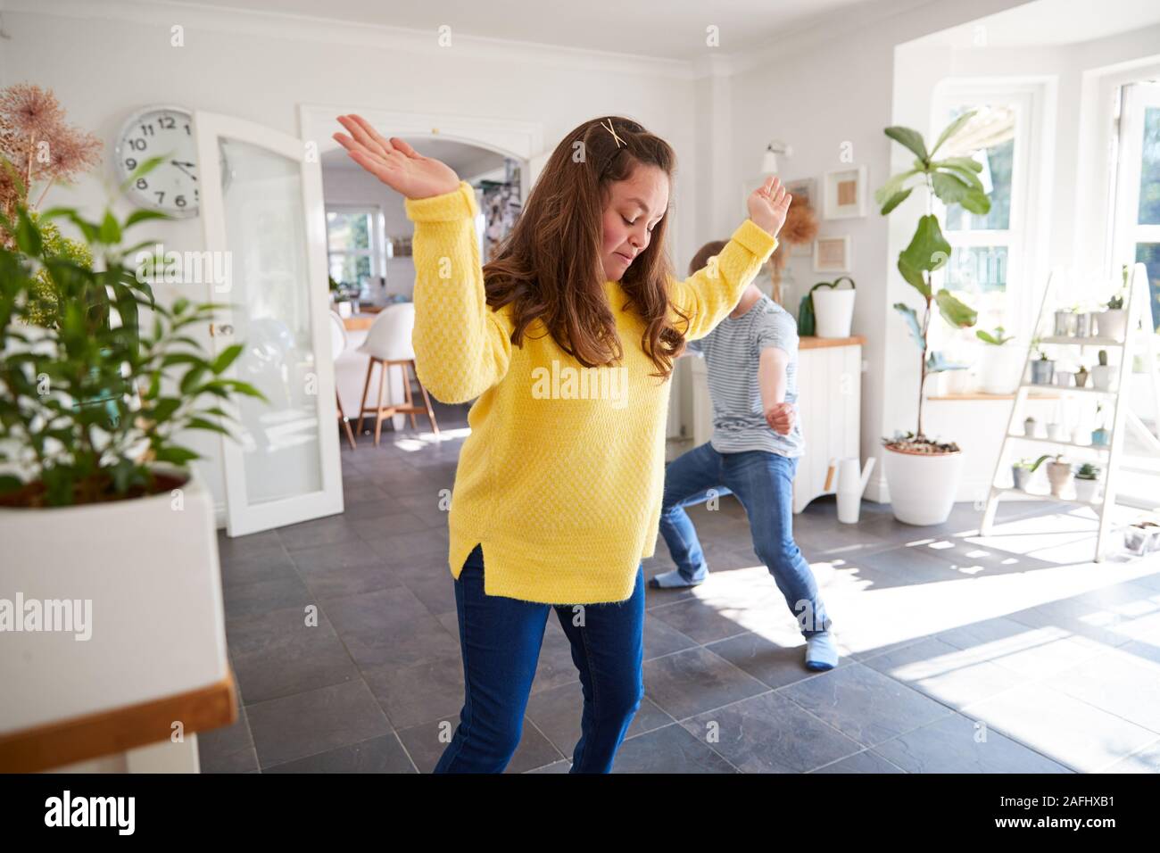 Le syndrome de Down jeune couple Dancing at Home Together Banque D'Images