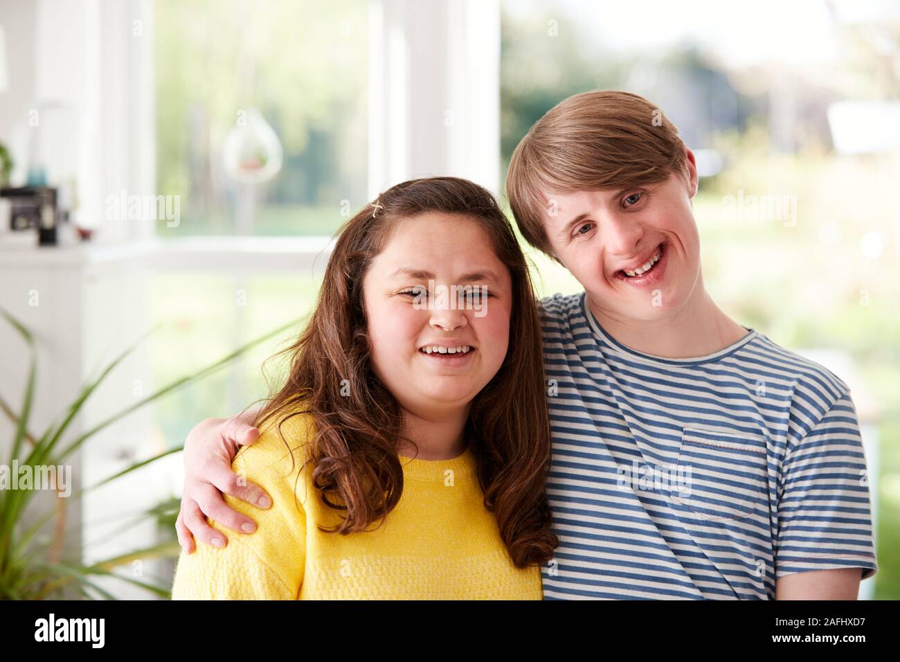 Portrait de jeunes aimant le syndrome de Down ou deux ensemble, à la maison Banque D'Images