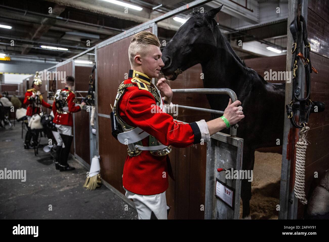 Dans les coulisses du Household Cavalry régiment monté avant leurs performances cette année à Olympie, la London International Horse Show, au Royaume-Uni. Banque D'Images