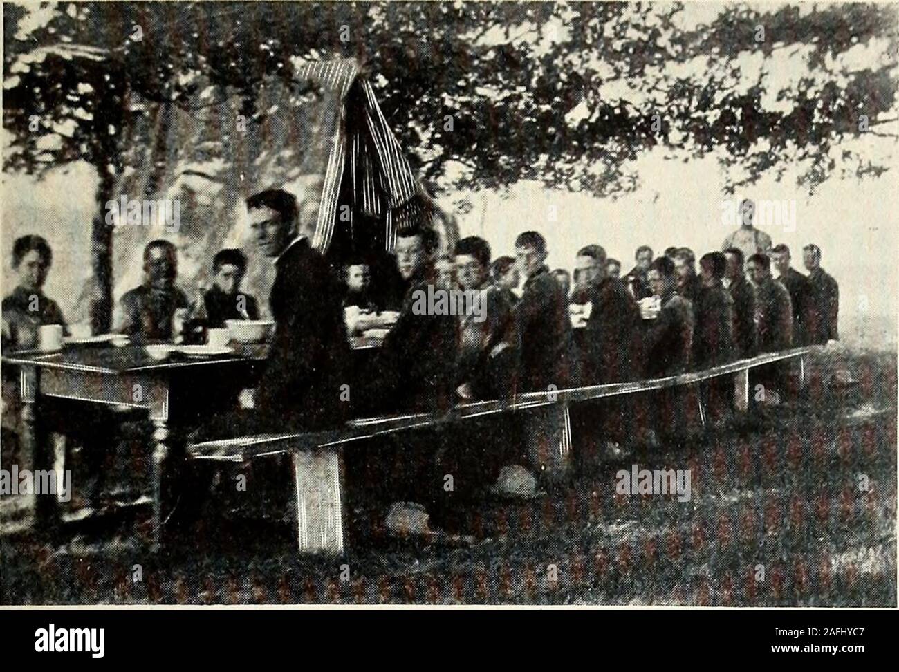 . Le New England Magazine. thecredit de son compte. Dans ce practicein d'avion, dans la gestion de l'immobilier et de l'apprentissage pour régler les valeurs de pricesto, et dans la conduite de thecity gouvernement, je pense que ce youngvoters betterversed de ligne devenir Cottage dans les devoirs de la citoyenneté thanmany adultes jamais le faire. Aucun compte de la ferme Schoolwould complète qui n'a pas givea description plus complète de la ferme elle-même des observations sur le robuste, healthyappearance des élèves. Il n'y a que la bonne santé nodoubt qui theyenjoy constitutionswhich le son et la plupart d'entre eux semblent en possessare Banque D'Images