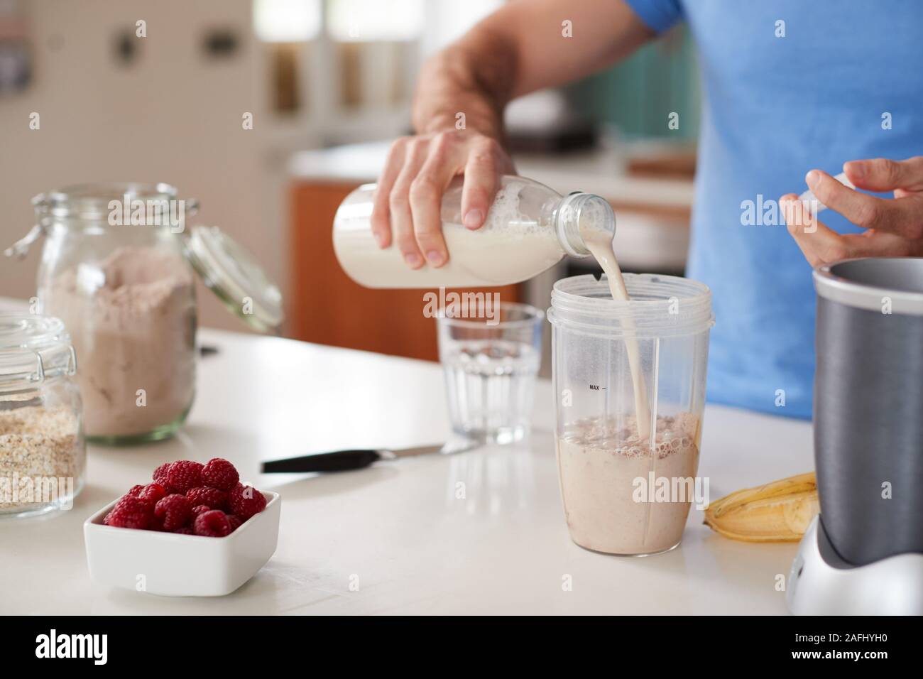 Close Up of Man Making Protein Shake après l'exercice à la maison Banque D'Images