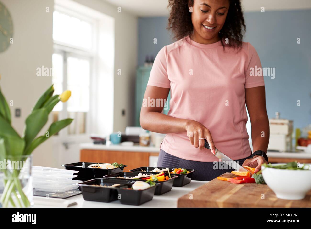 Femme préparant Lot de repas sains à la maison dans la cuisine Banque D'Images