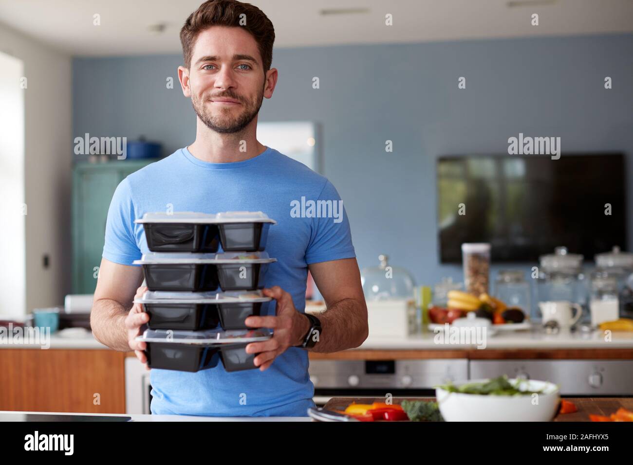 Portrait de l'homme la préparation de repas sains à la maison dans la cuisine Banque D'Images