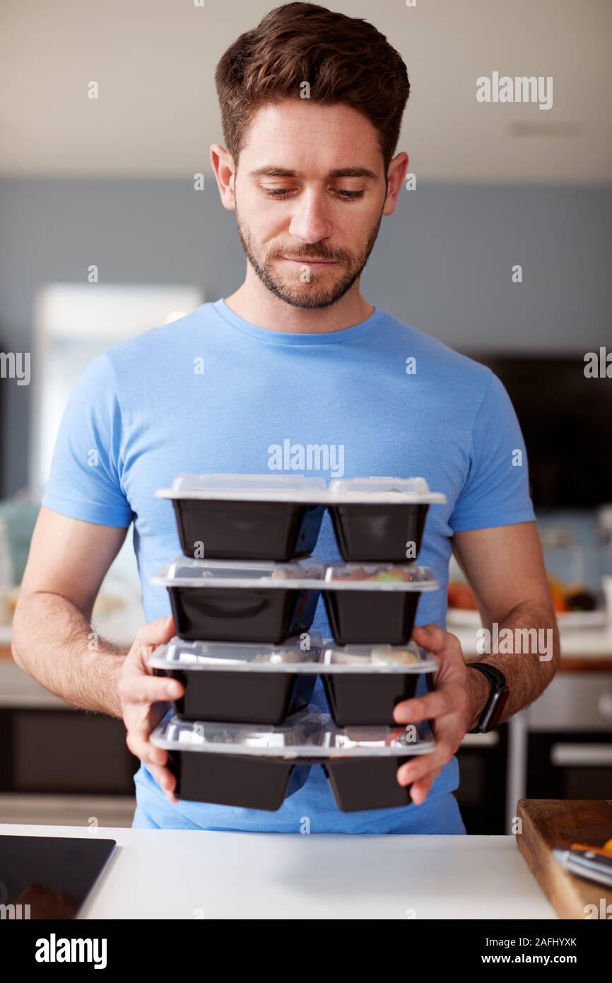 L'homme Préparation Lot de repas sains à la maison dans la cuisine Banque D'Images