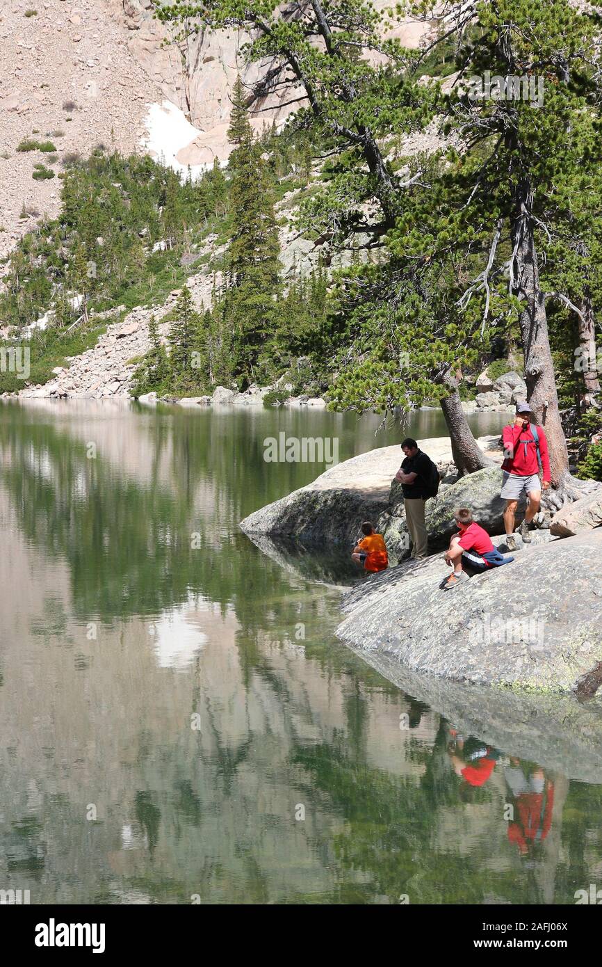 Montagnes Rocheuses, USA - 17 juin 2013 : les visiteurs à l'Emerald Lake dans le Parc National des Montagnes Rocheuses, au Colorado. 3 176 941 visiteurs annuels a RNMP (2011). Banque D'Images