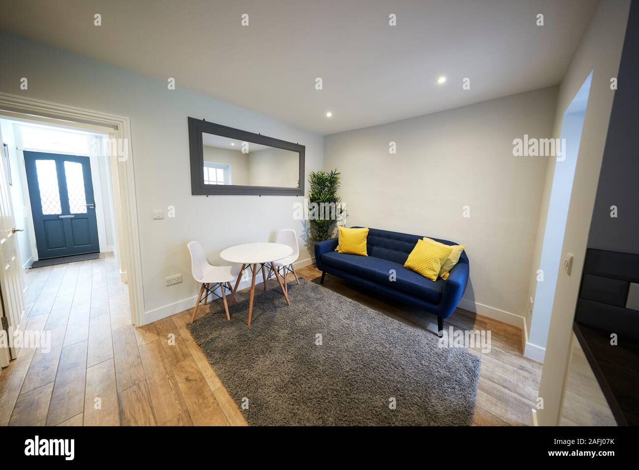 Un salon et un couloir dans la chambre nouvellement décorée Banque D'Images