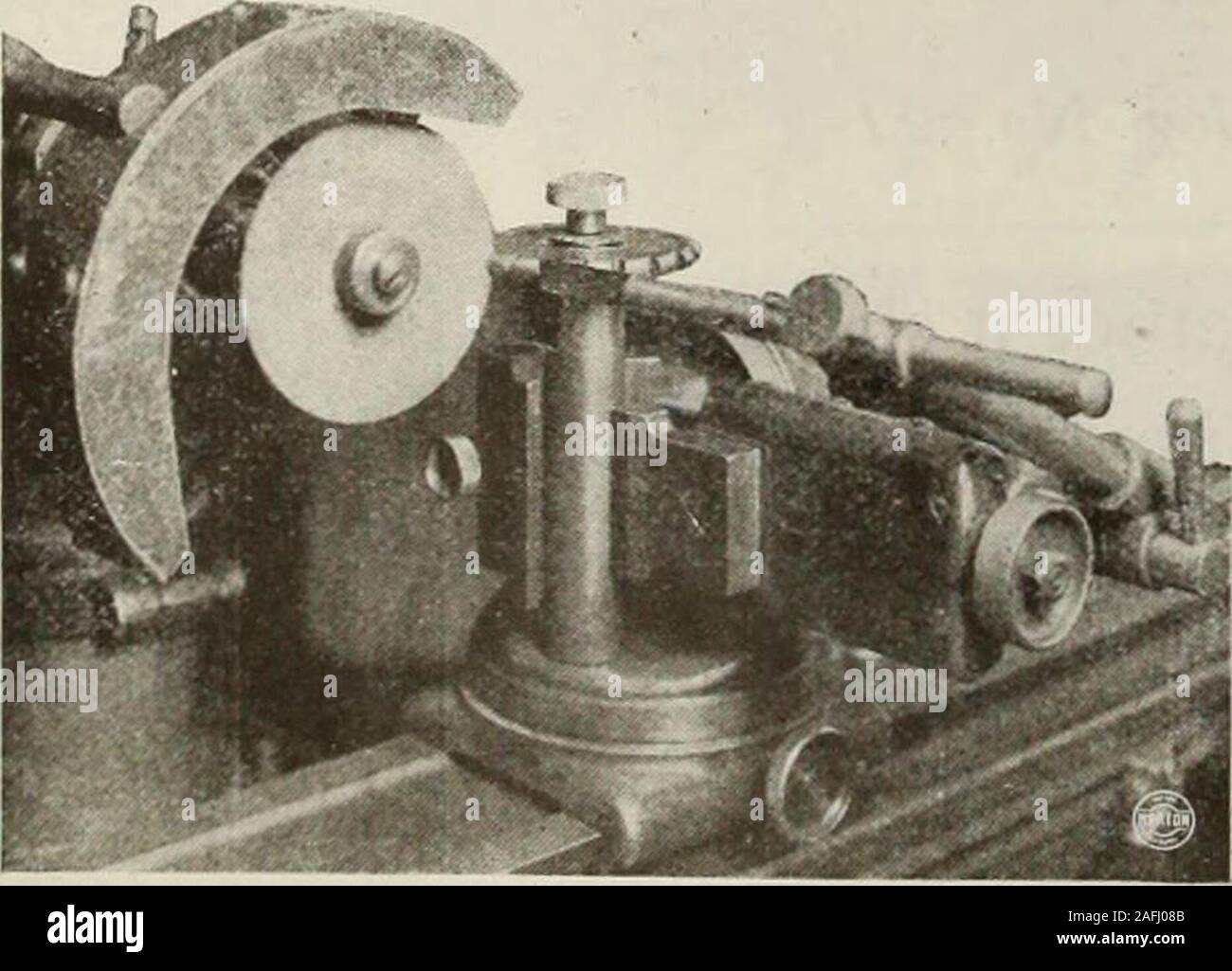 . Les machines et le travail des métaux (janvier-juin 1919). oundon le visage seulement. Il est important que theoperator conserver l'avant-garde dans un radialline pour conserver la forme. Dans ce particulartype de cutter, il est nécessaire de faire l'grind-ing avec la dent-reste à l'arrière de thecutting au lieu de dents sur le visage. Les couteaux de l'un côté à type d'usine sont groundon haut exactement de la même manière que theplain la faucheuse. Un forgrinding est employé en cuvette à l'autre, le cutter sur le theedges d'un arbor, comme indiqué dans l'illus-tration. Pour les fraiseuses, les roues mostused sont Banque D'Images