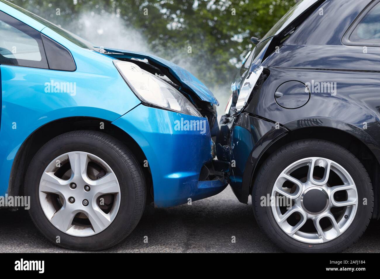 Close Up de deux voitures endommagées dans un accident de la circulation routière Banque D'Images