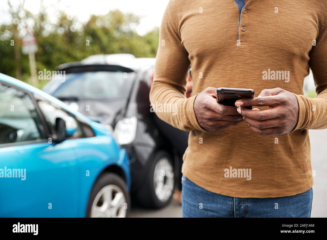 Automobiliste mâle impliqué dans Accident de voiture Compagnie d'assurance ou d'appeler le Service de récupération Banque D'Images