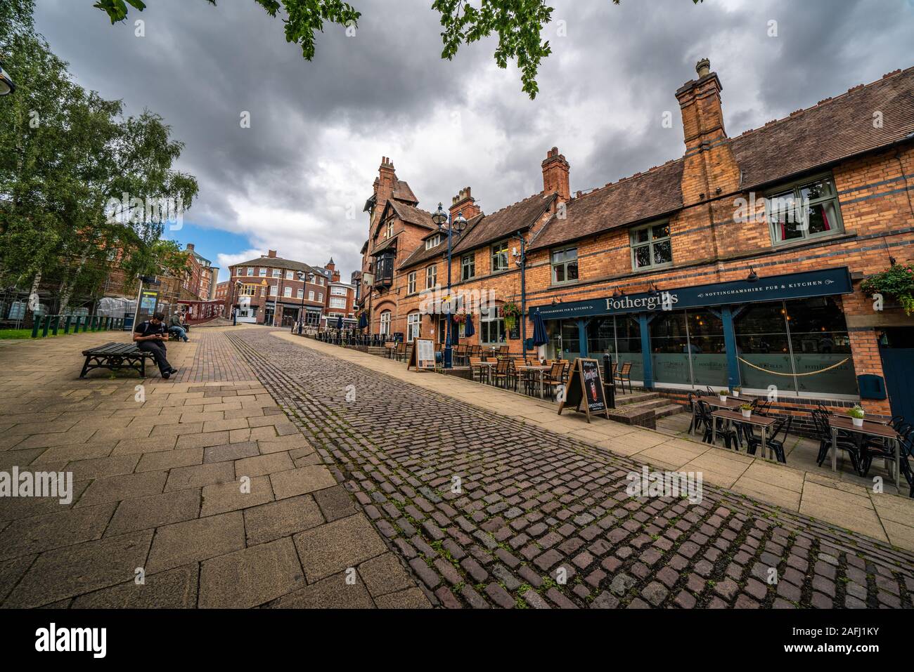 NOTTINGHAM, Royaume-Uni - 15 août : c'est une rue avec des bâtiments traditionnels et des pubs à l'extérieur de la célèbre château de Nottingham le 15 août 2019 j Banque D'Images