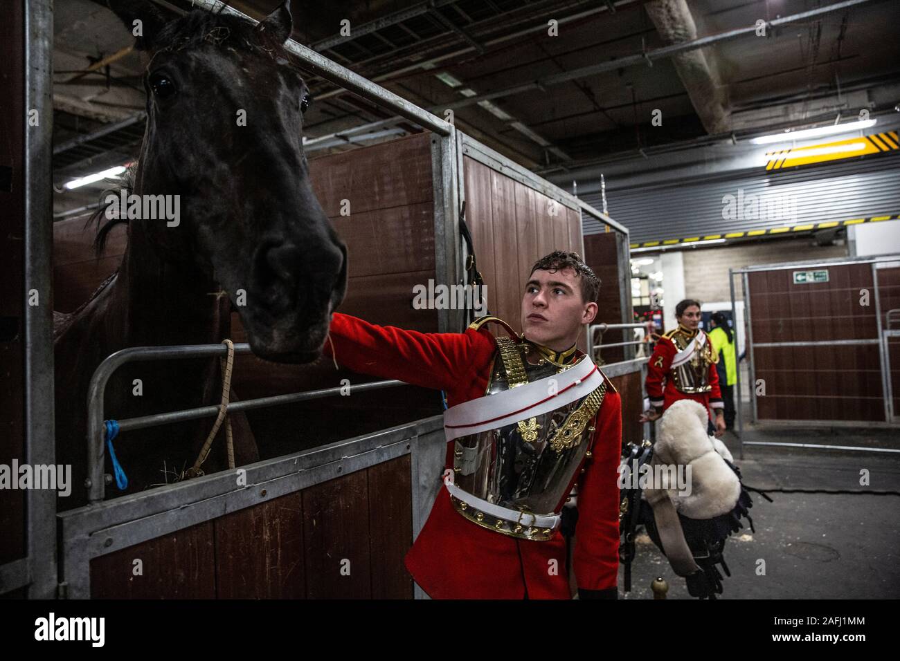 Dans les coulisses du Household Cavalry régiment monté avant leurs performances cette année à Olympie, la London International Horse Show, au Royaume-Uni. Banque D'Images