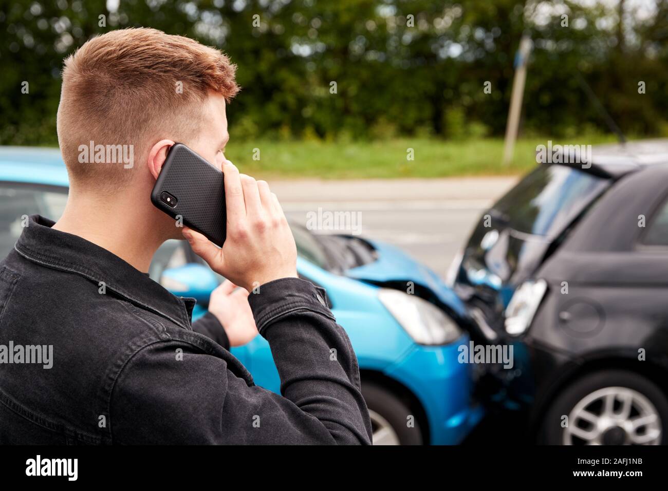 Jeune mâle automobiliste impliqué dans un accident de voiture Compagnie d'assurance ou d'appeler le Service de récupération Banque D'Images