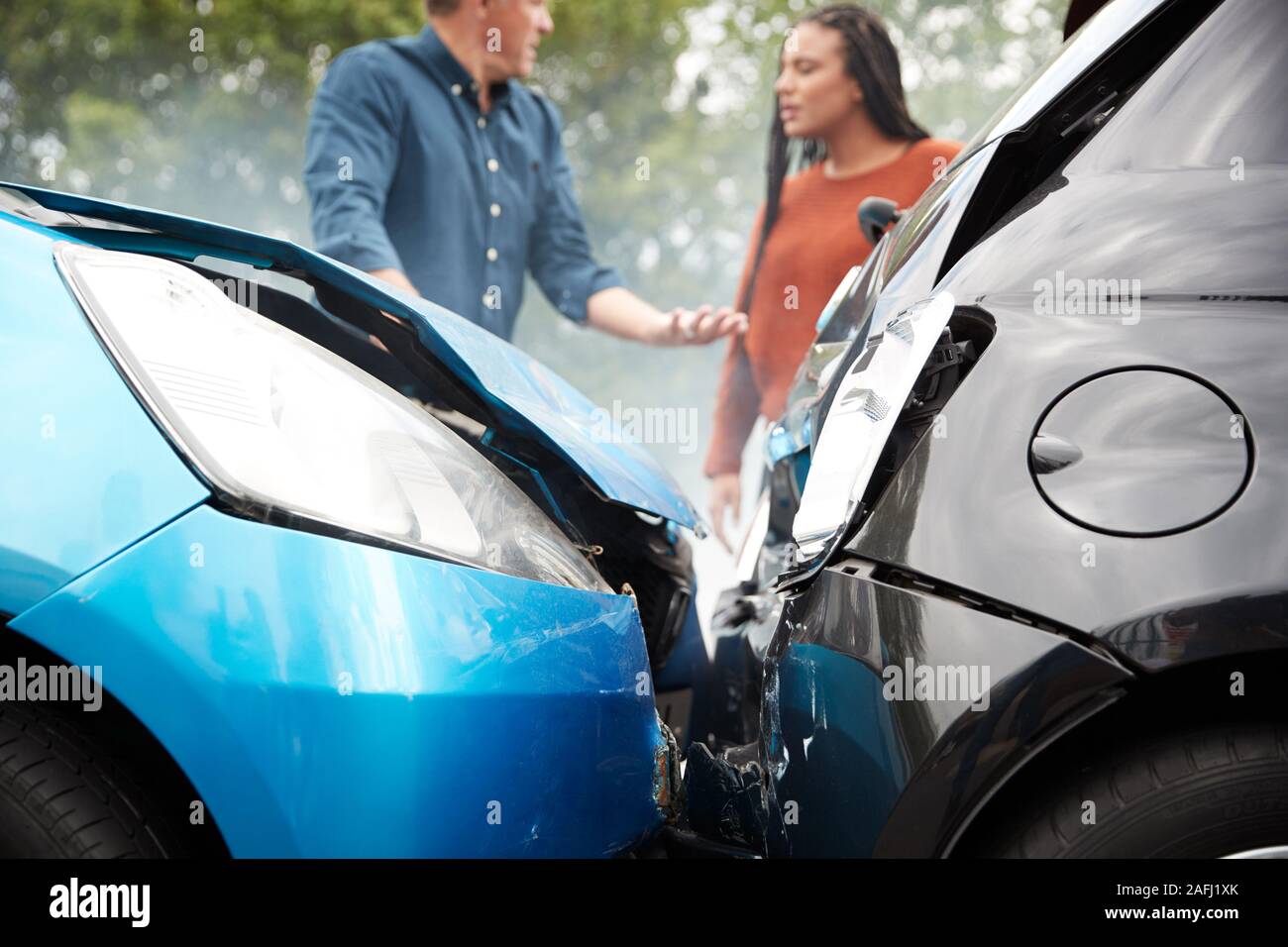 Deux automobilistes en colère sur la responsabilité de l'accident de voiture Banque D'Images
