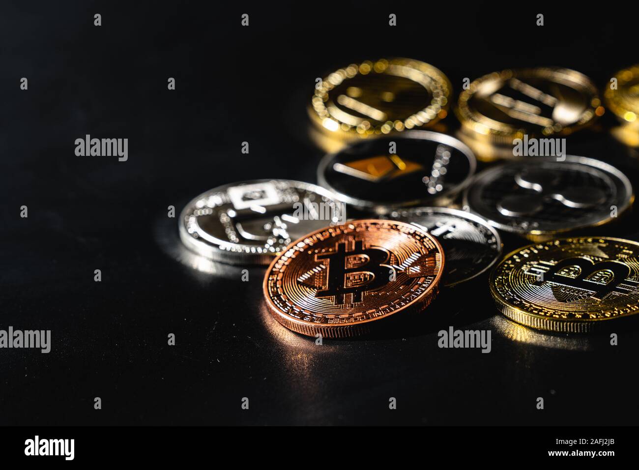 Bitcoin sur un fond sombre. Crise économique. Banque D'Images