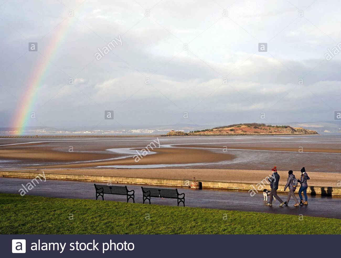 Edinburgh, Ecosse, Royaume-Uni. 14Th Dec 2019. Un arc-en-ciel apparaît sur Cramond island Causeway et le Forth Estuary avec les rafales du vent et du soleil et d'une douche. L'île de Cramond visible. Credit : Craig Brown/Alamy Live News Banque D'Images