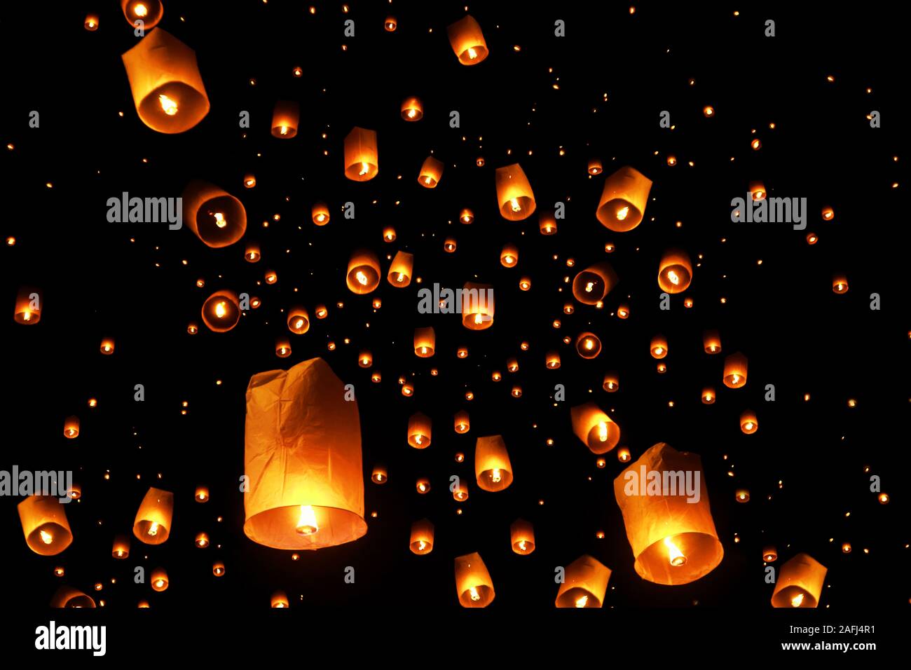 Des essaims de sky lanternes flottantes sont lancés dans l'air pendant le réveillon du Nouvel An et Yee Peng traditionnelle fête des lanternes à Chiang Mai , Thaïlande. Banque D'Images