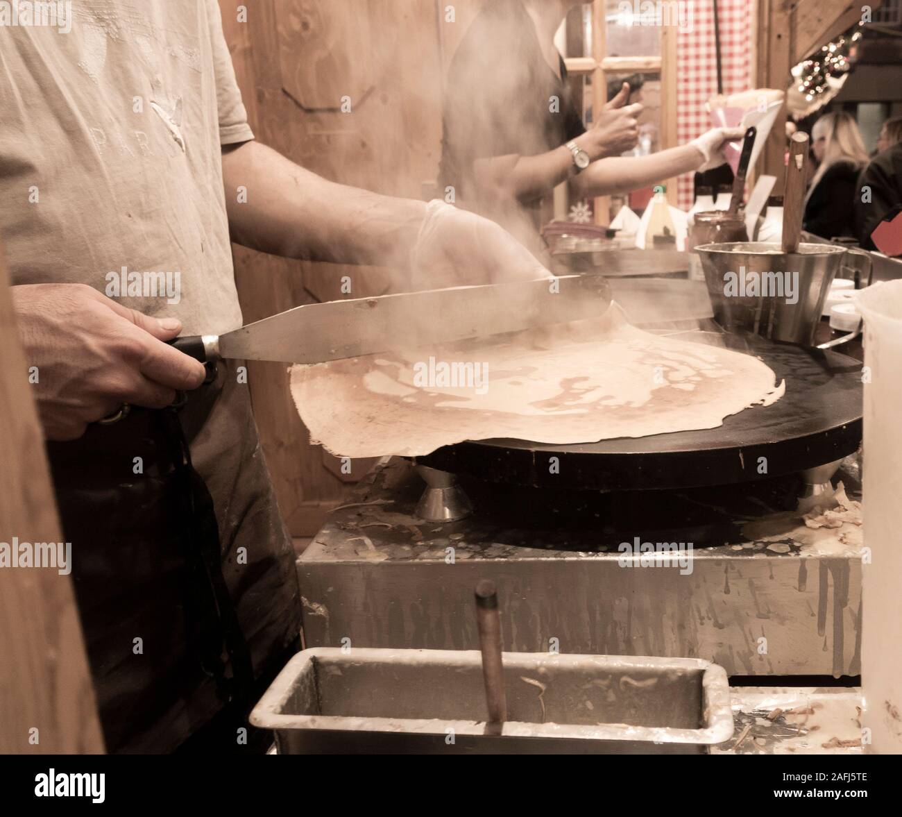 Personne qui fait des crêpes sur food in city street. UK Banque D'Images