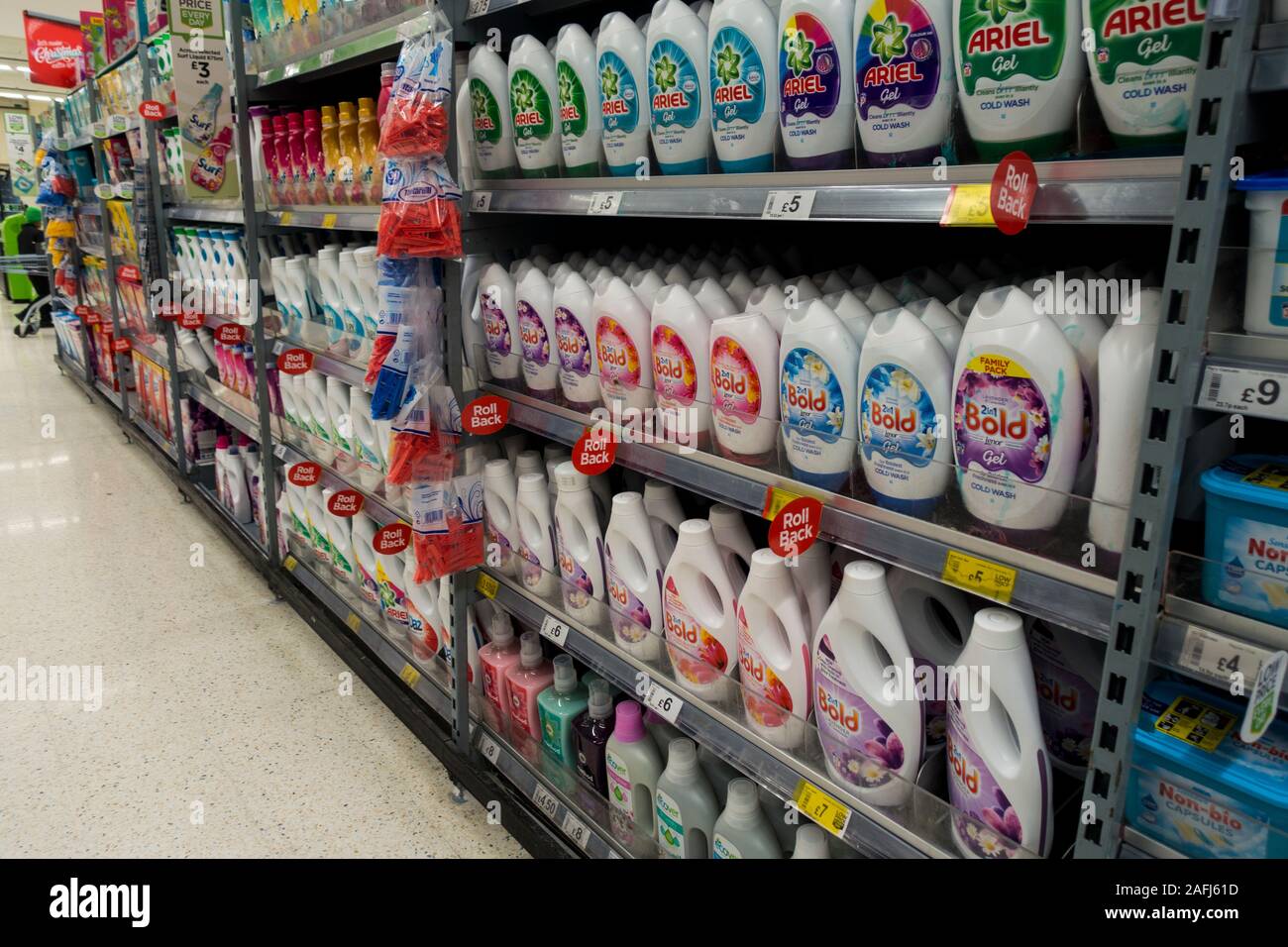 Produits de lavage sur les étagères Des Supermarchés, Royaume-Uni. Banque D'Images