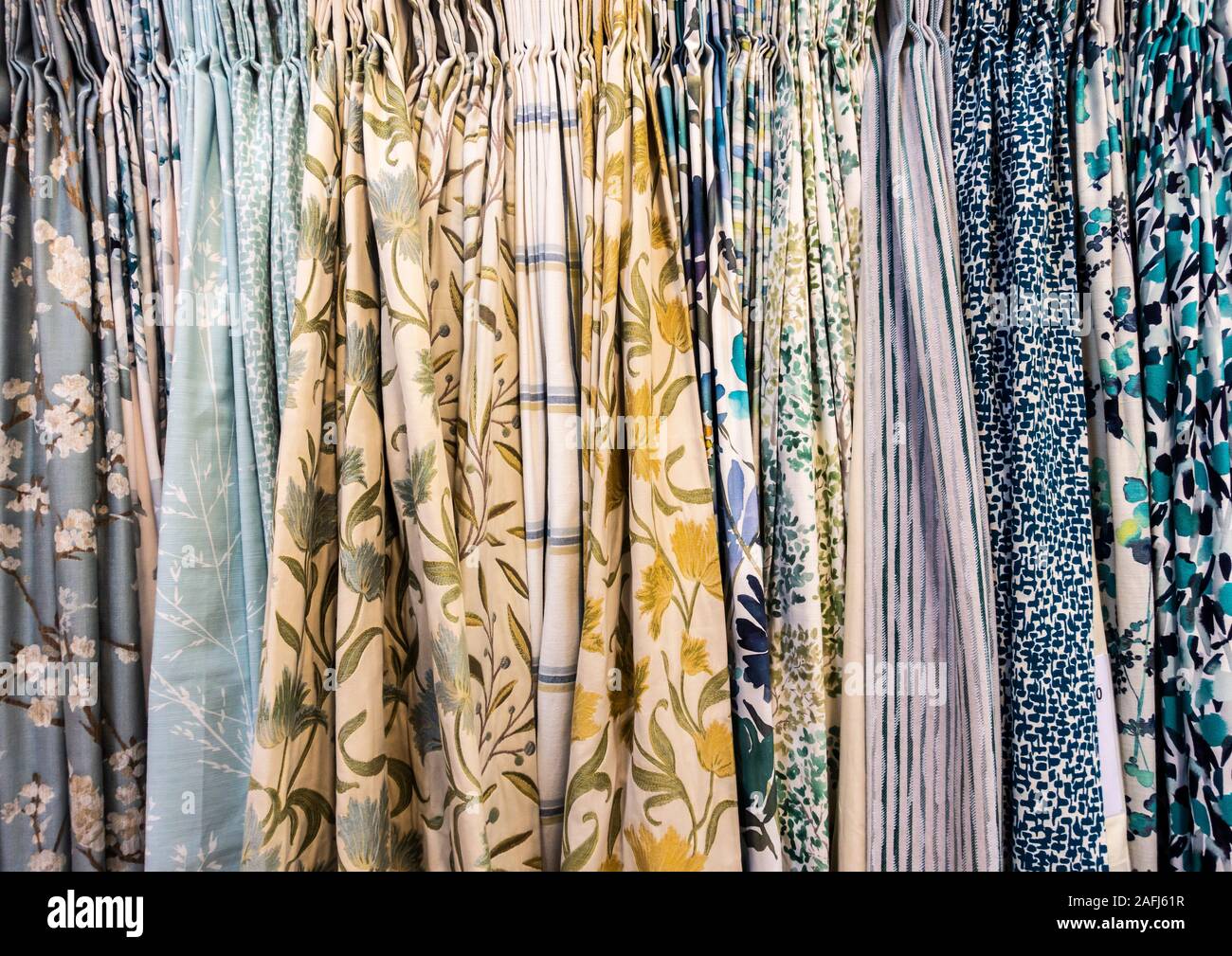 Le tissu des rideaux afficher en grand magasin Photo Stock - Alamy