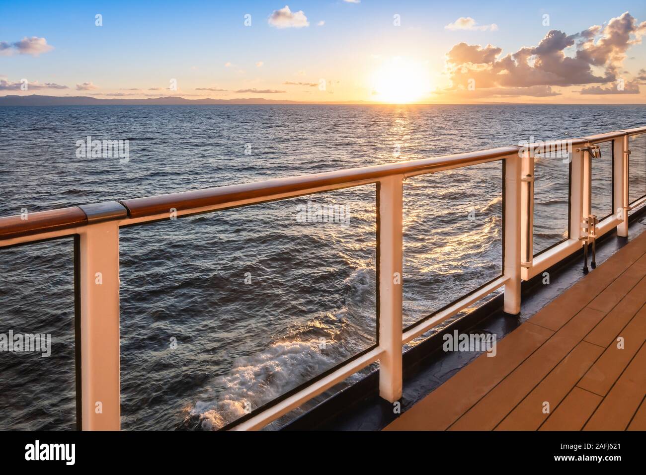 Pont de bateau de croisière au coucher du soleil. Et Maritime Travel concept. Banque D'Images