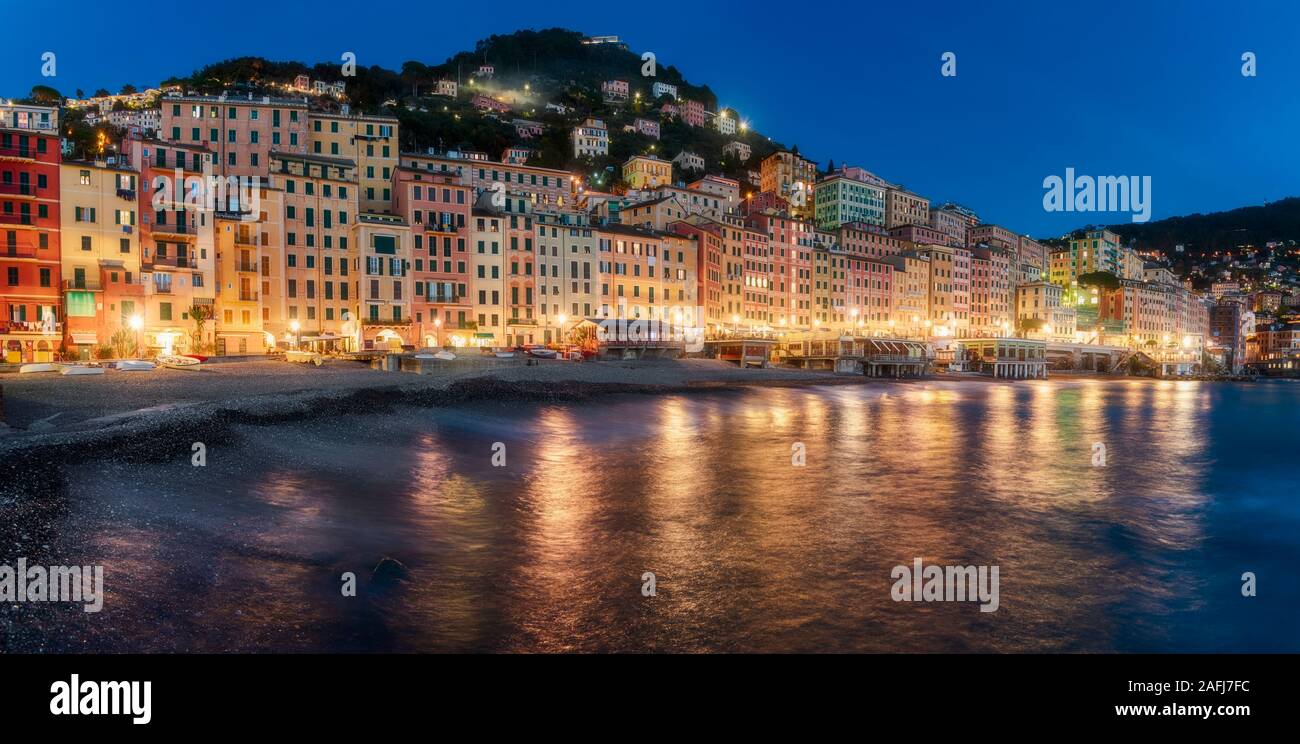 Panorama de lumières colorées sur le front de mer au crépuscule, reflétée dans l'océan calme ci-dessous, la Ligurie, la Riviera Italienne, Italie Banque D'Images