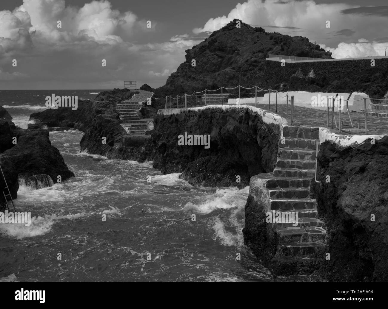 Petit port et mer agitée avec des vagues Banque D'Images