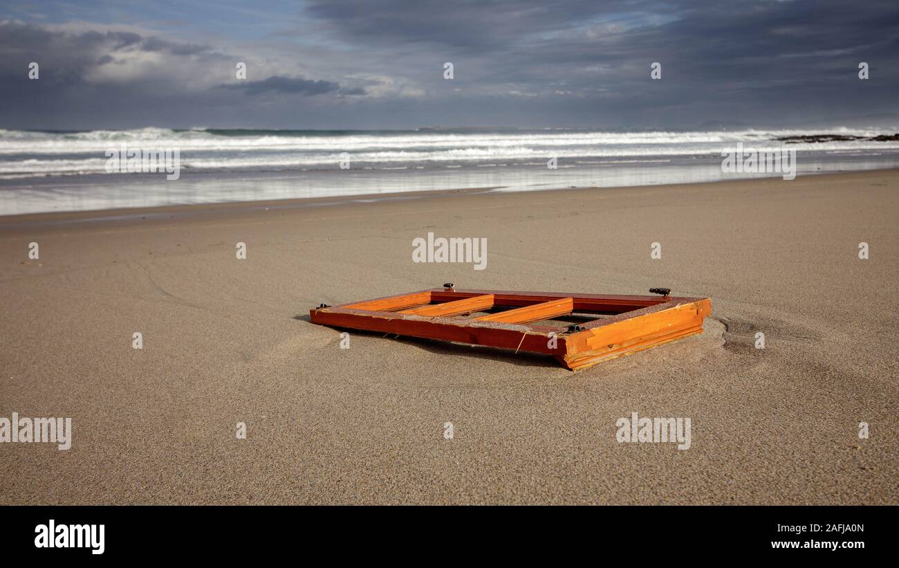 Barranan / Espagne - 15 décembre 2019 : Reste de beach front shack échoués sur une plage dans Barranan Galice Espagne Banque D'Images