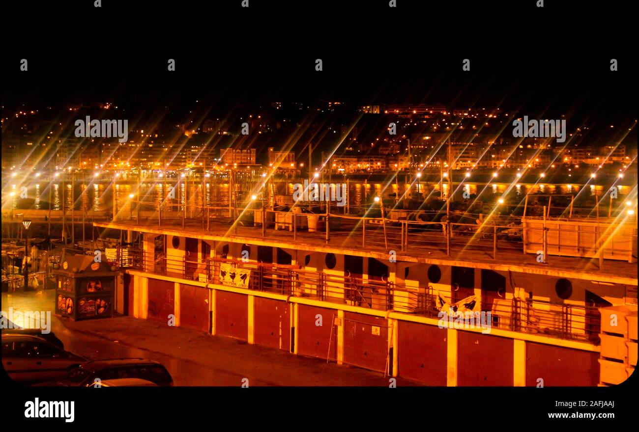 Lumières sur les quais d'un port Banque D'Images