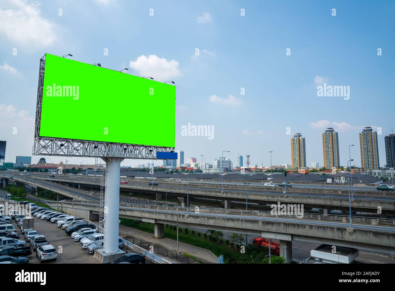 Panneau vert vierge pour publicité de plein air affiche ou blank billboard à midi heure de publicité Banque D'Images