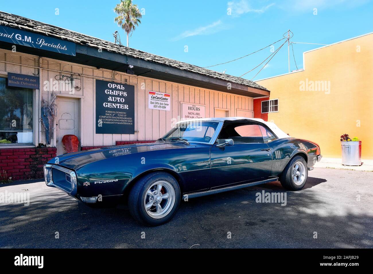 Classic car Pontiac Firebird dans les locaux d'un concessionnaire de voitures d'occasion, Santa Cruz, Californie, USA Banque D'Images