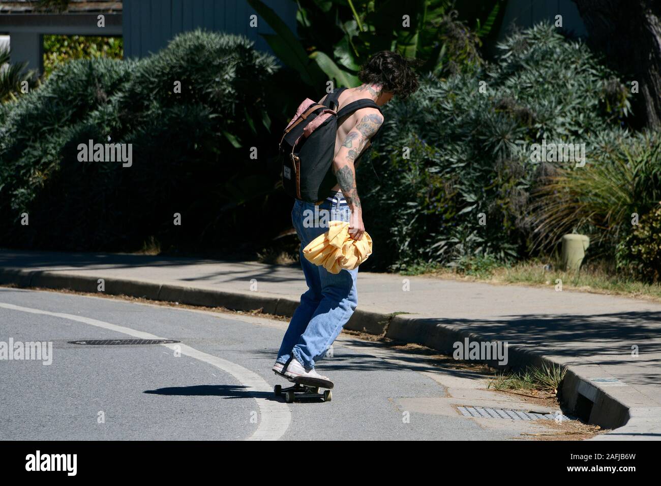 Le patineur sur tatoué Street, Santa Cruz, Californie, USA Banque D'Images