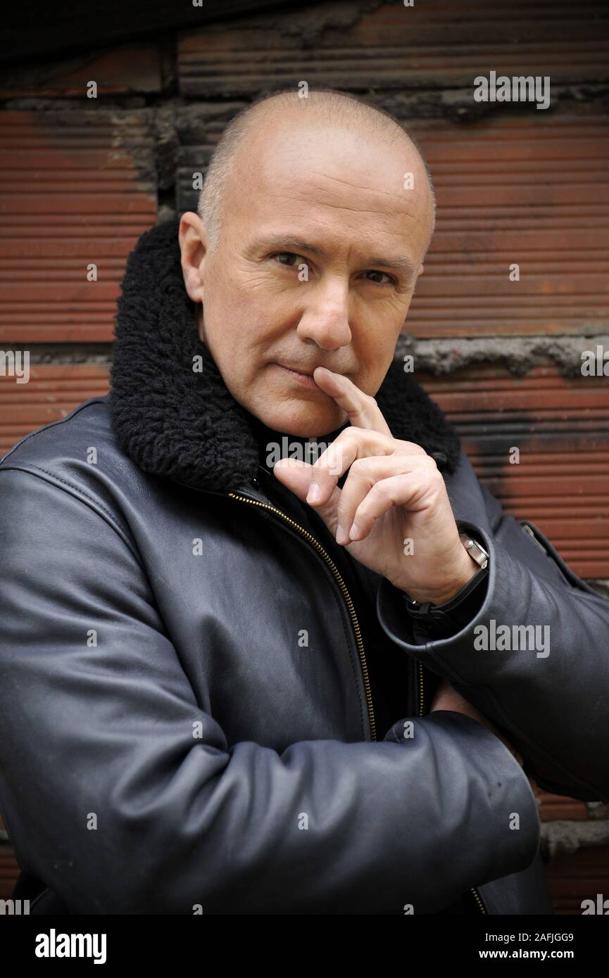 https://c8.alamy.com/compfr/2afjgg9/dominique-rizet-journaliste-francais-specialise-dans-les-affaires-criminelles-photo-prise-pres-de-marche-aux-puces-de-saint-ouen-en-mai-2016-2afjgg9.jpg