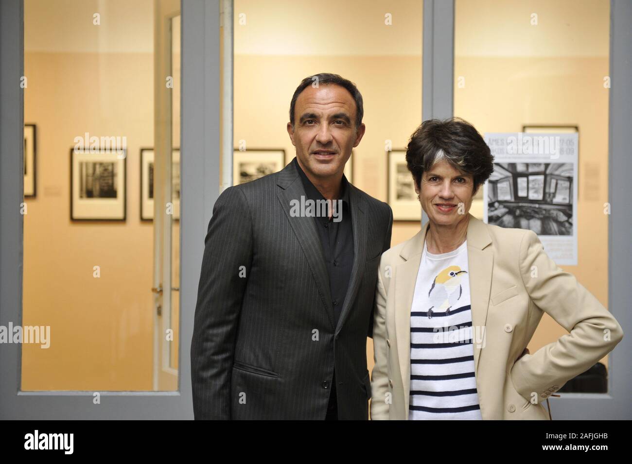 Français-grec Nikos Aliagas, journaliste, artiste et photographe, avec Valérie-Anne Giscard d'Estaing, directeur de la Galerie Photo12. Paris, Mai 26, 2016 Banque D'Images