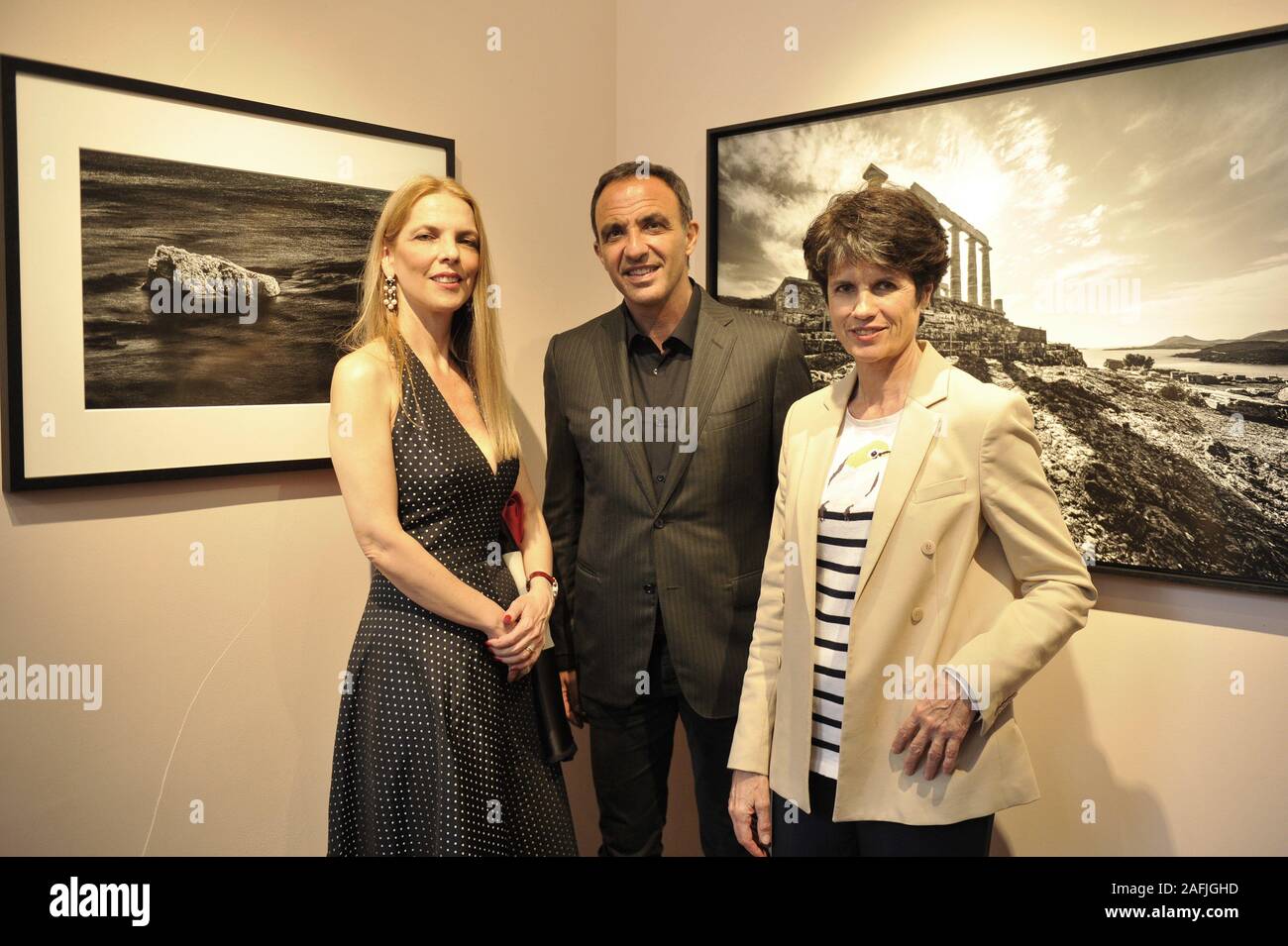 Français-grec Nikos Aliagas, journaliste, artiste et photographe, avec Valérie-Anne Giscard d'Estaing, directeur de la Galerie Photo12. Sur le côté gauche, Leventis Aspasia, fondateur de la Fondation internationale pour la Grèce. Paris, Mai 26, 2016 Banque D'Images