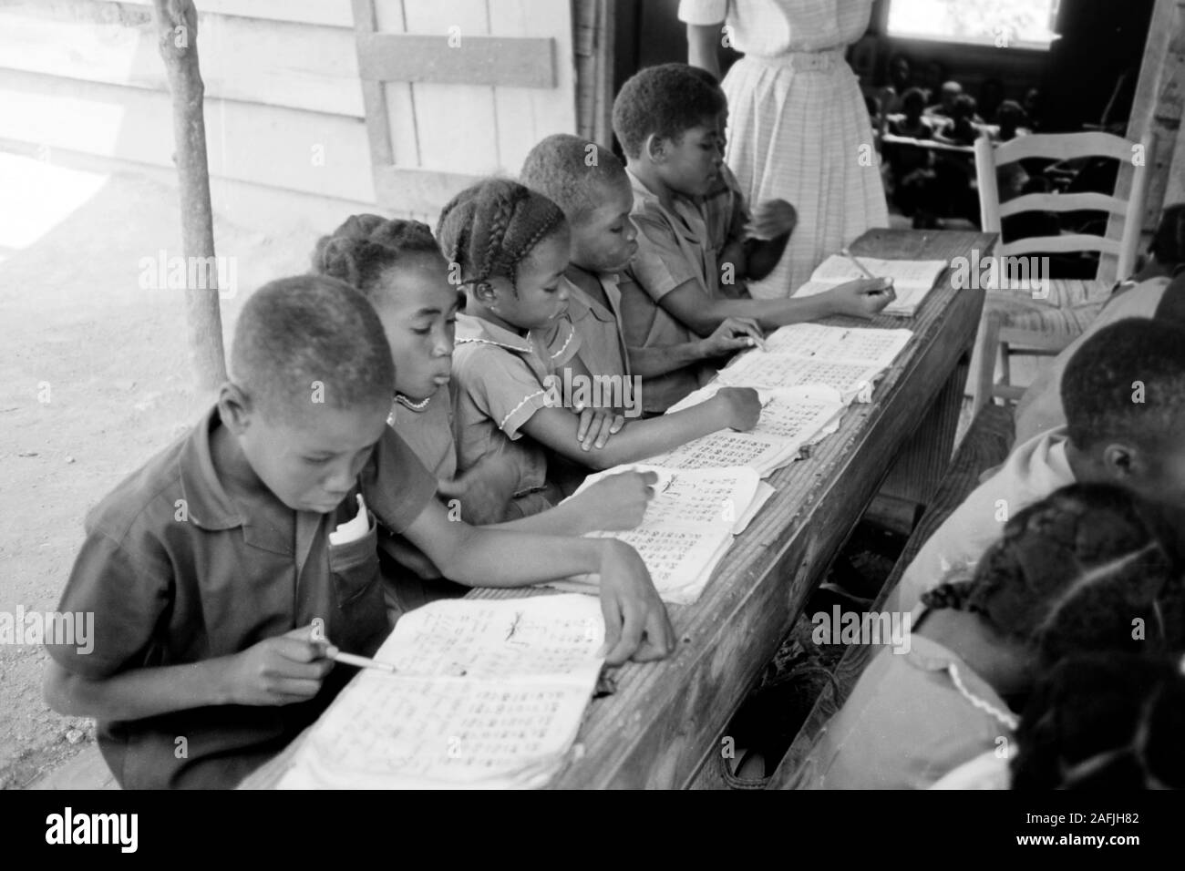 Privatinitiative haitianischer Schule aus Bürger am Rande von Port-au-Prince, 1967. École fondée sur l'initiative privée des citoyens haïtiens dans la banlieue de Port-au-Prince, 1967. Banque D'Images