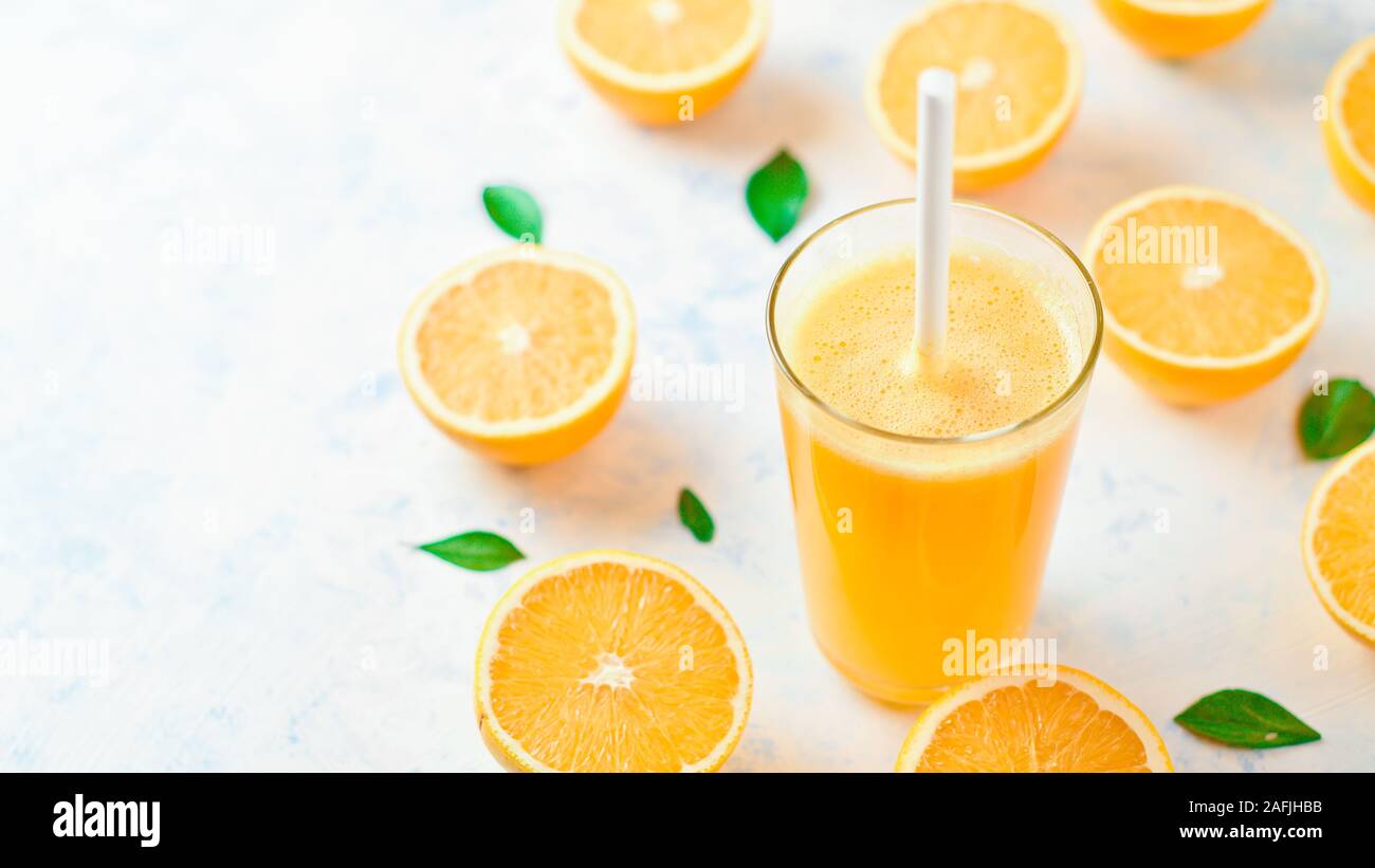 L'alimentation saine, l'arrière-plan, les moitiés d'oranges en rondelles pour faire des jus d'orange Banque D'Images