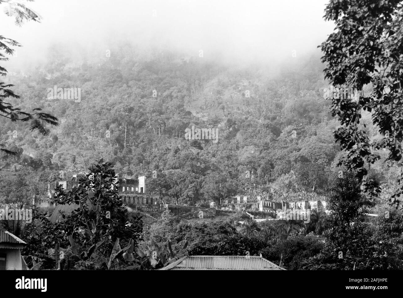 Das Dorf Milot und die Ruinen von Schloss Sans-Souci, 1967. Milot village et les ruines du château de Sans-Souci, 1967. Banque D'Images