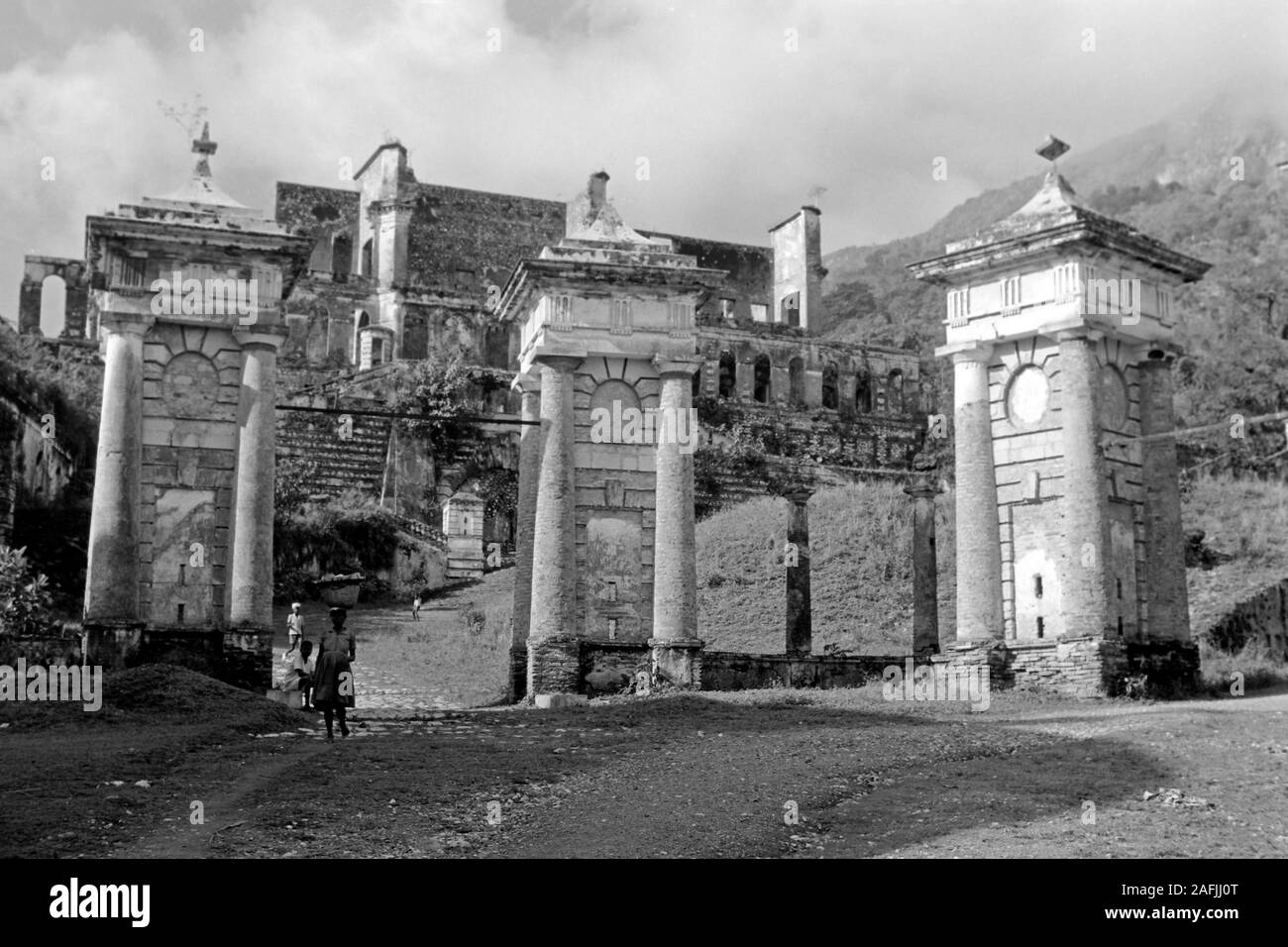 Das Dorf Milot und die Ruinen von Schloss Sans-Souci, 1967. Milot village et les ruines du château de Sans-Souci, 1967. Banque D'Images