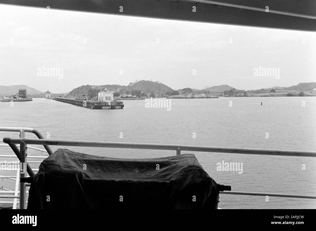 Schiffe ï»¿ Untitled un den Zugang zum Miraflores Schleusen im Ozean Pazifischen, nahe Panama-Stadt, Panama, 1955. Navires et bâtiments à l'ecluse de Miraflores de la Canal de Panama avec l'entrée à l'océan Pacifique, Panama, 1955. Banque D'Images