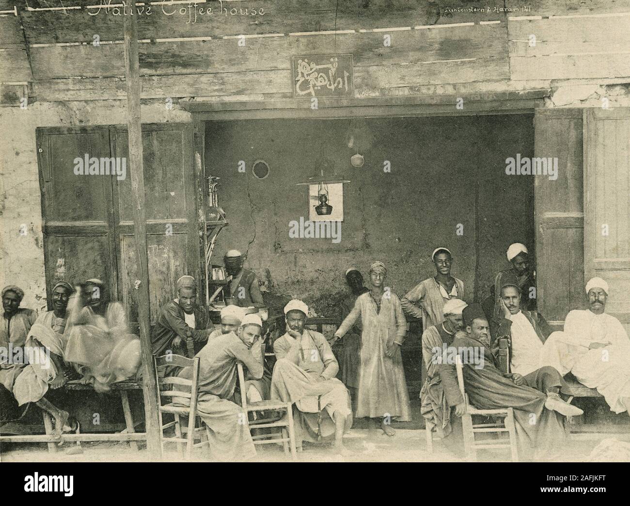Les Egyptiens avec turban et hookahs assis dans un café. Photo par Lichtenstern et Marari (sans date photo). Banque D'Images
