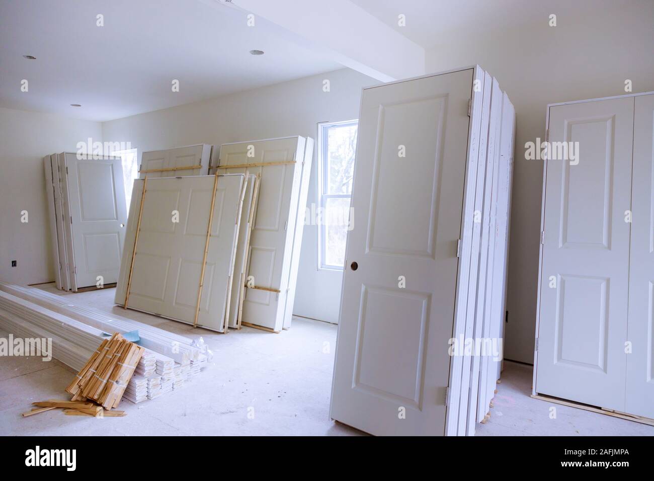 Nouvelles Accueil Installation du matériel pour les réparations dans un appartement est en construction pour une porte en construction, rénovation Banque D'Images