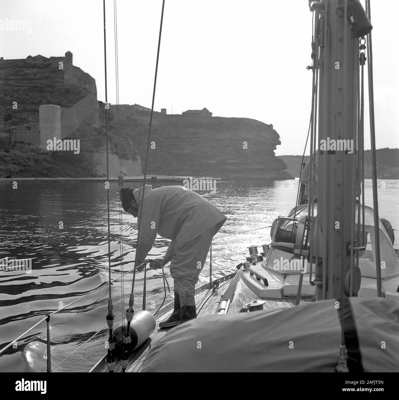 Saisie de Bonifacio en Corse. Photo montre un homme sur un bateau à voile  avec des cordes de la voile Photo Stock - Alamy