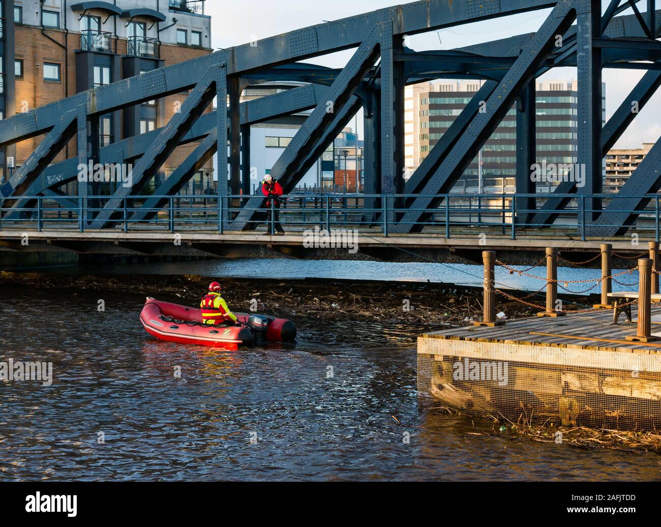 Nettoyage des débris et déchets dans l'eau de Leith river par le pont Victoria, Édimbourg, Écosse, Royaume-Uni Banque D'Images