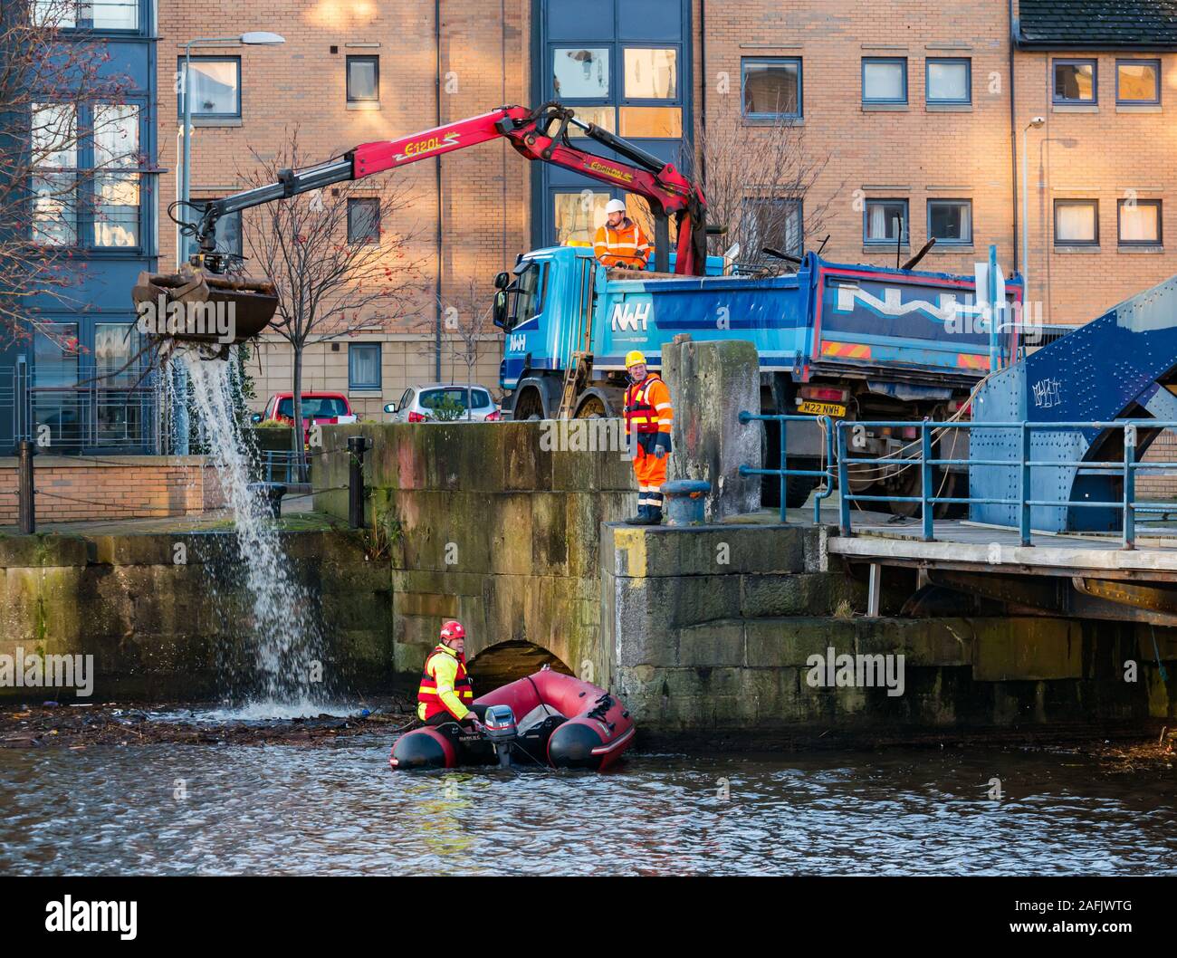 Nettoyage des débris et déchets dans l'eau de Leith river par hommes travaillant à la pneumatique à coque rigide & camion avec grue, Édimbourg, Écosse, Royaume-Uni Banque D'Images