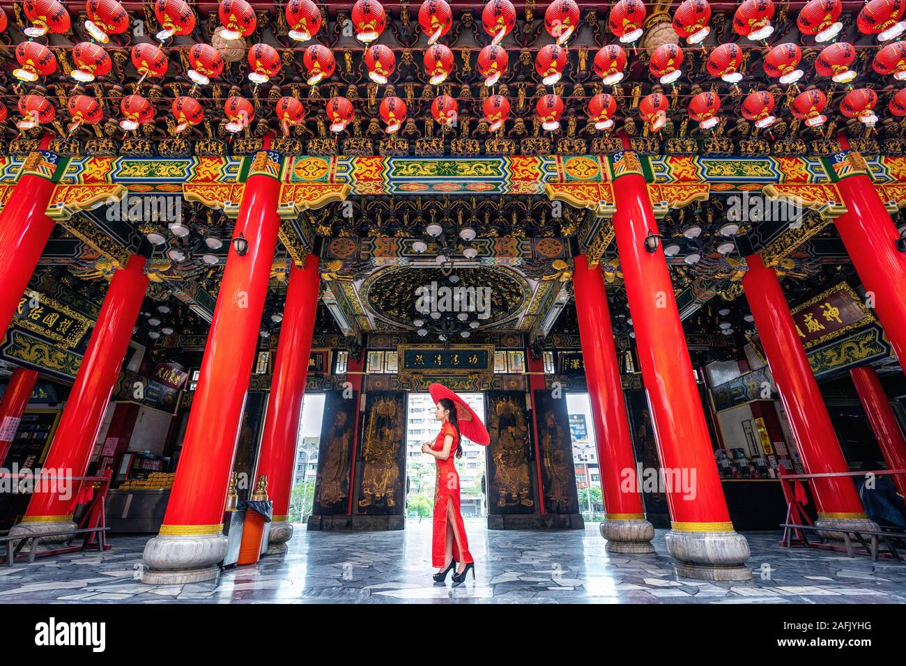 Femme Asiatique en chinois traditionnel robe à Sanfeng Temple à Kaohsiung, Taïwan. Banque D'Images