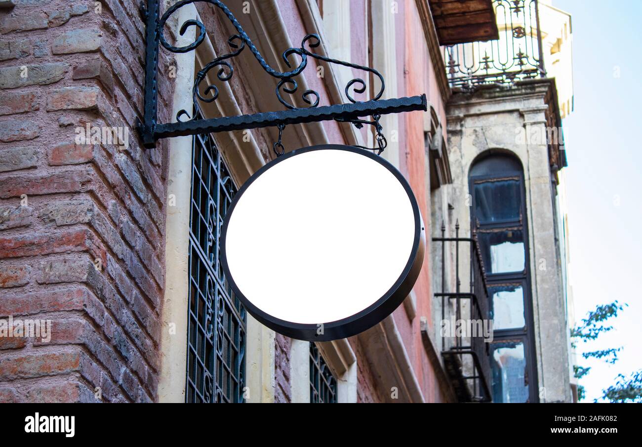 Pancarte immersive et modèle cadre vide pour logo ou texte sur la publicité extérieure street shop ville historique et moderne de style plat Banque D'Images